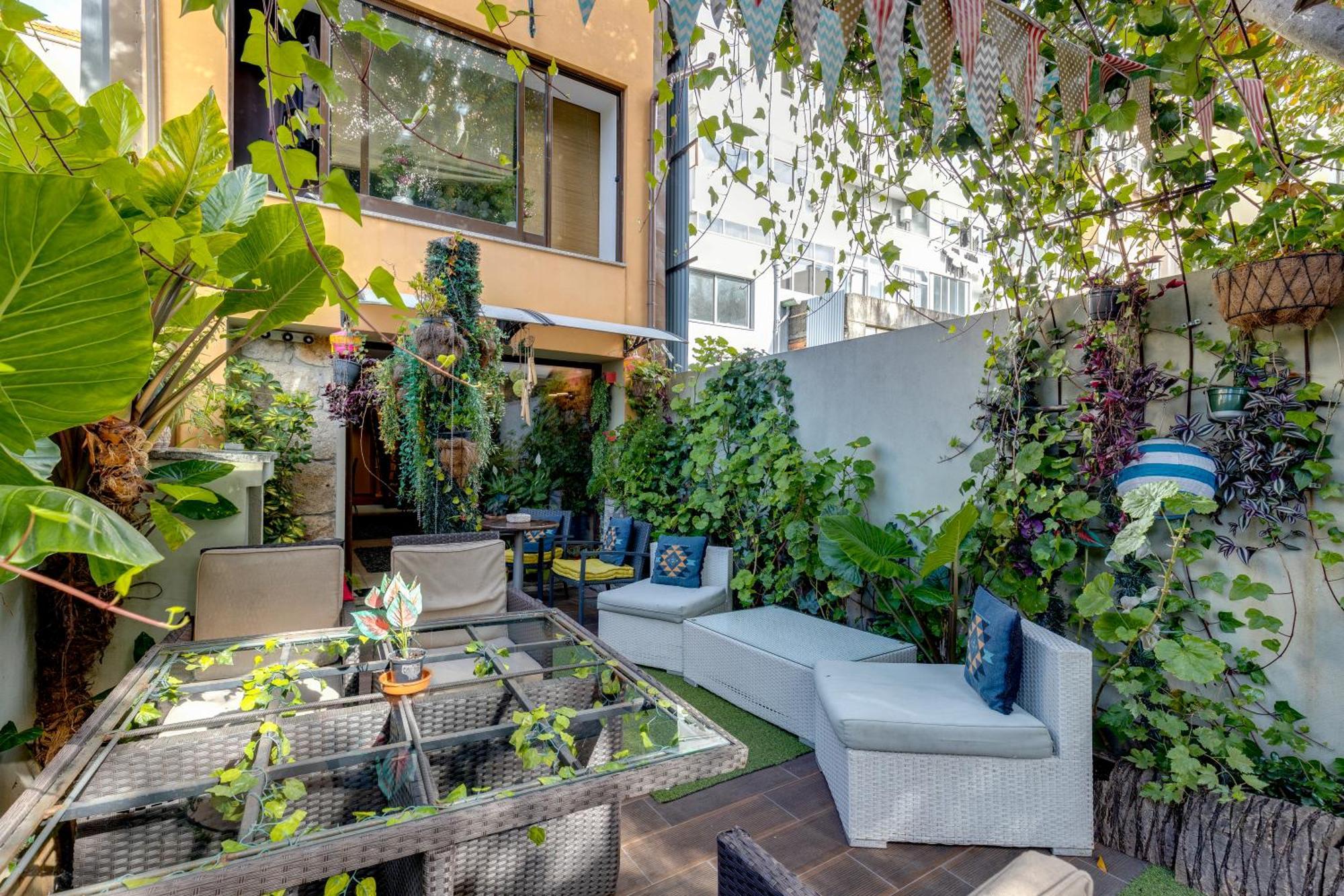 Garden In Town Hostel Порту Экстерьер фото